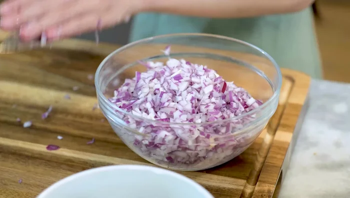 Dice onions and garlic. Rinse the diced garlic in a sieve to remove mercaptans.