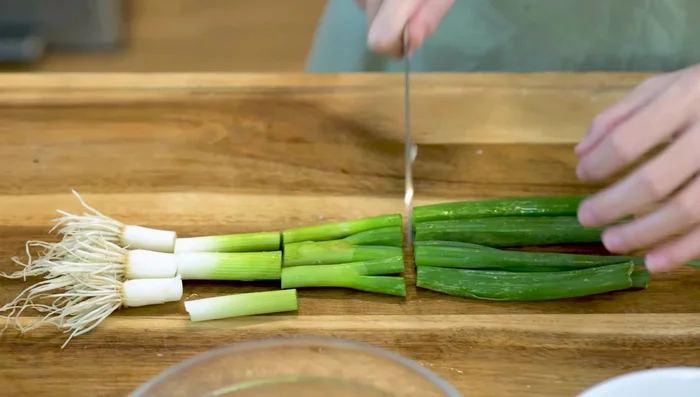 Slice scallions and ginger thinly. Dice garlic chives.