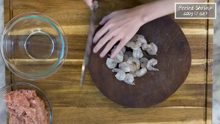 Roughly dice shrimp.