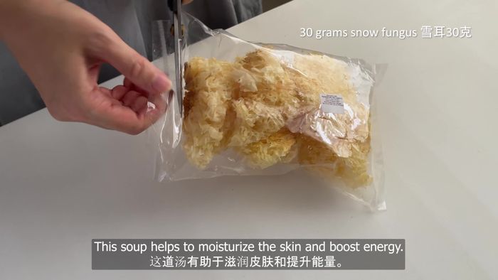Prepare the snow fungus: Rinse, clean, and soak for 30 minutes until doubled in size.