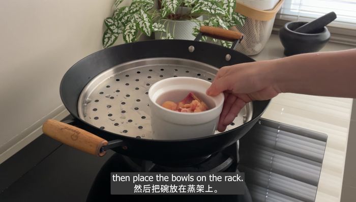 Place the steaming rack in the steamer, and place the bowls on the rack. Fill the steamer with water, ensuring the water level covers 1/3 of the bowl's height.