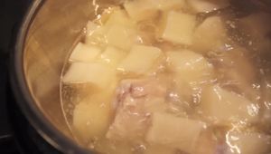 Easy Chinese Rib & Radish Soup Recipe (白蘿蔔排骨湯)