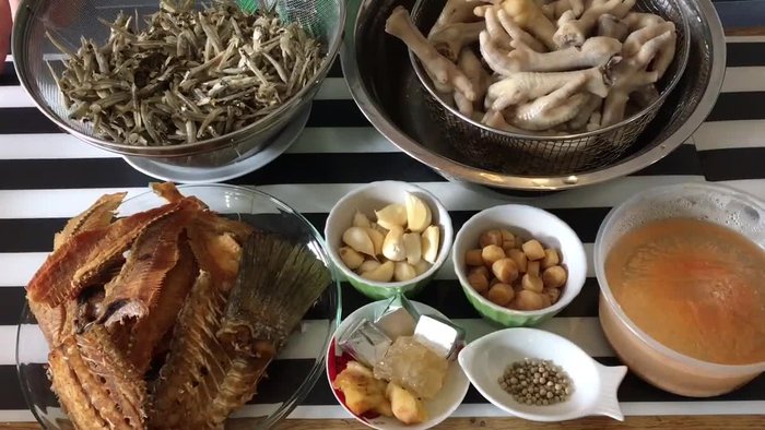 Prepare the stock: Combine eels, chicken, dried sole fish, fish bones, garlic (in a muslim bag), scallops (in a muslim bag), prawn stock, ginger, rock sugar, eel stock cubes, and white pepper. Add water and boil for 1-1.5 hours.