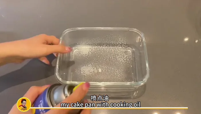 Grease a cake pan with cooking oil. Pour 1/4 of the batter into the pan. [184.36]