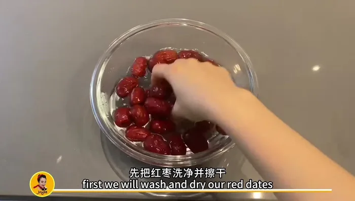 Wash and dry red dates. Halve them and remove the pits using scissors. [40.28]