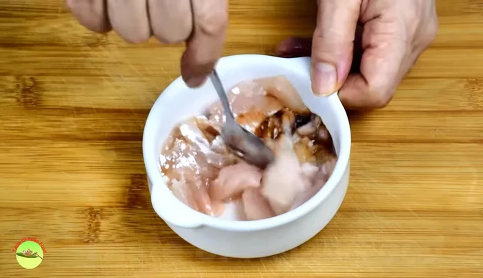 Soak dried shrimps in hot water for 30 minutes, then drain.