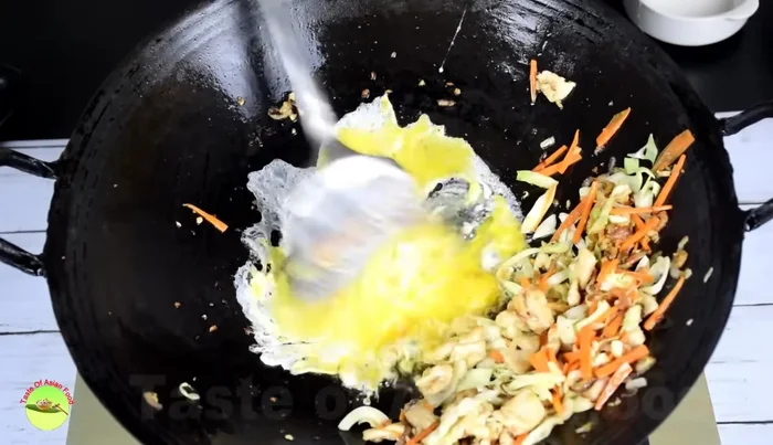 Add vermicelli to the center of the wok.