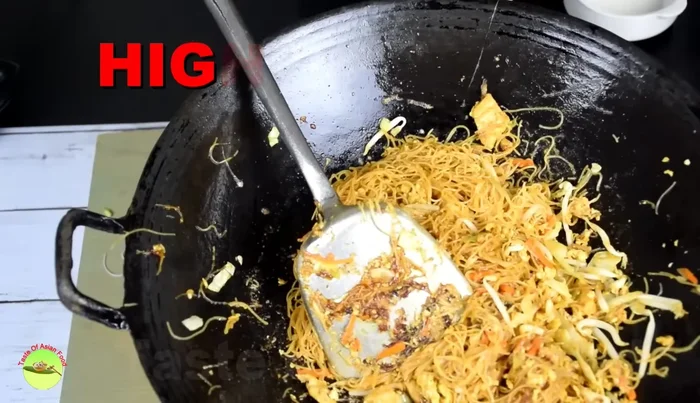 Increase heat and stir-fry briefly. Turn off the heat and add bean sprouts.