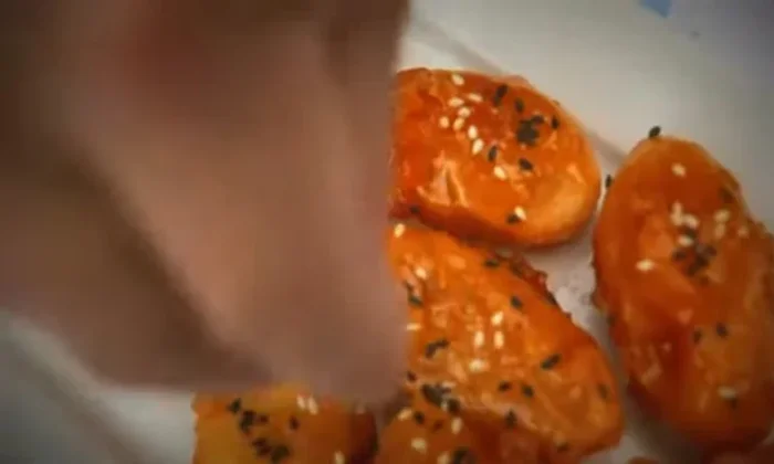 Immediately sprinkle with black and white sesame seeds.