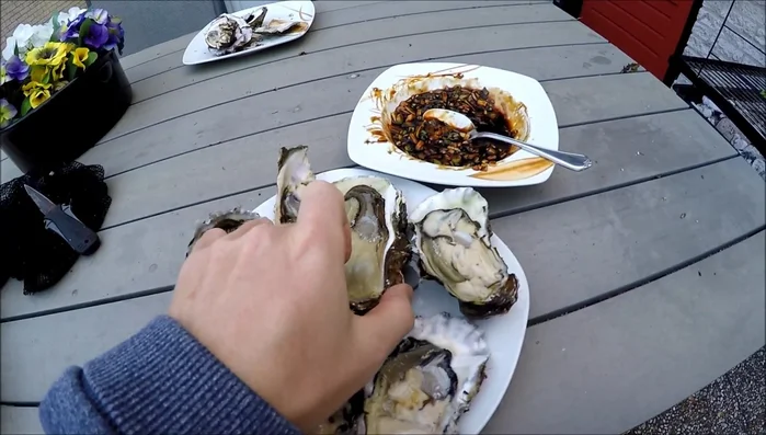 Place the oysters on a grill-safe surface, preventing the juices from running out.