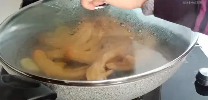 In a pot, combine duck feet, mushrooms, abalone, soy sauce, cooking wine, ginger, garlic, sugar, and spices.