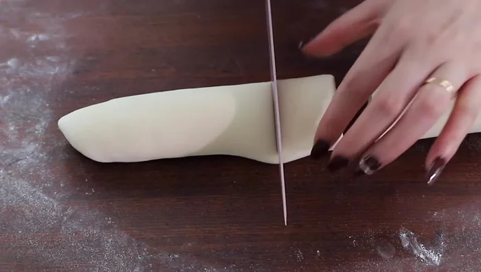 Divide the dough into 7 or 8 portions.