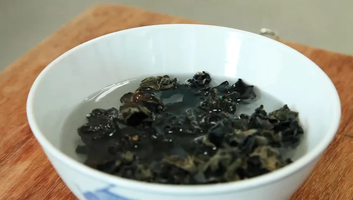 Soak the cotija fungus and lily bulbs for about 30 minutes.