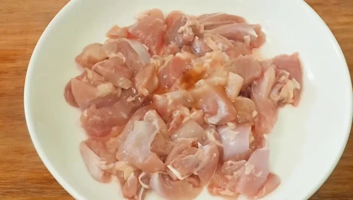 Marinate the chicken with Chinese cooking wine, light soy sauce, oyster sauce, sugar, salt, corn flour, sesame oil, and pepper.