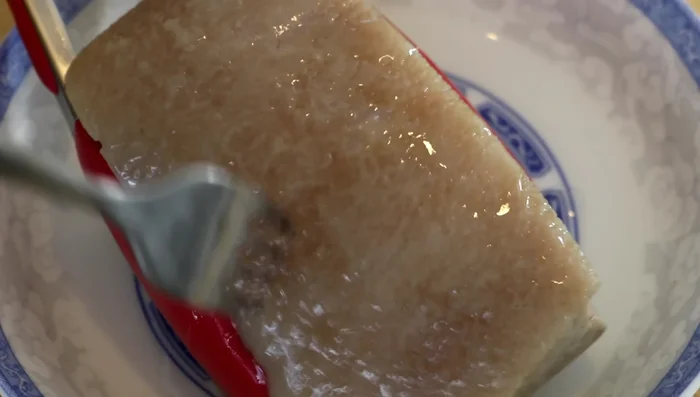 Remove pork, prick the skin with a fork, and apply dark soy sauce while still hot. Let it sit until the surface is dry using chopsticks or a fan (about 20 minutes).