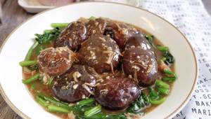 Classic Braised Chinese Mushrooms with Spinach Recipe