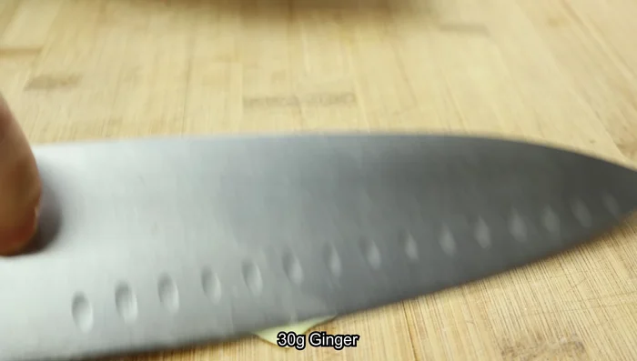 Roughly slice ginger and garlic. Set aside.