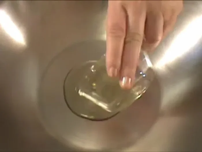 Add 3 tablespoons of garlic infused oil to the hot wok and let it heat for 1 minute.