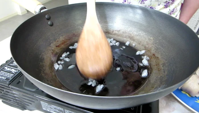 Caramelize sugar: Add sugar to the wok and dissolve it slowly over low heat, being careful not to burn it.