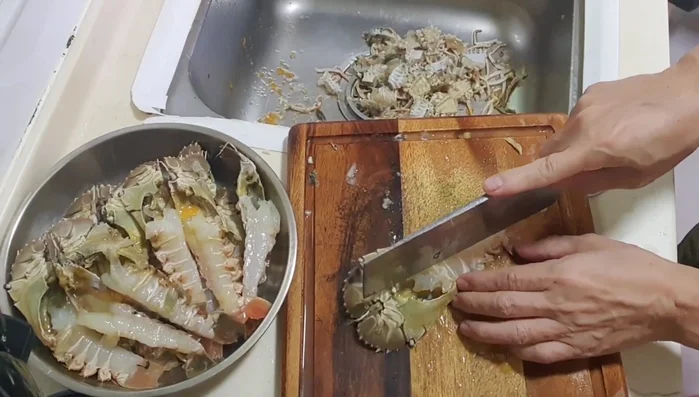 Cut the lobster into halves. Coat the exposed meat with arrowroot or potato flour.