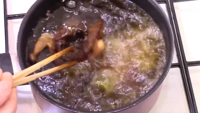 Remove the quails and let them drain for five minutes.