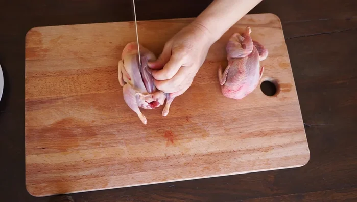 Cut the quails lengthwise.