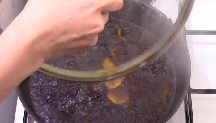 Once boiling, add the quails to the sauce.
