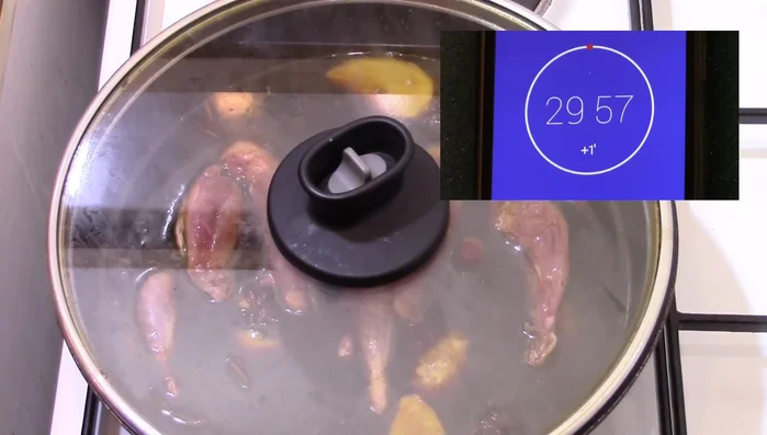 Simmer the quails in the sauce over low heat for 30 minutes, turning halfway through.