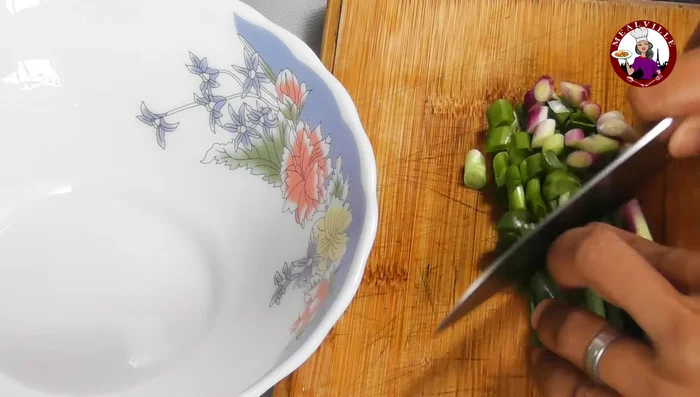 Chop 200 grams of green onions.
