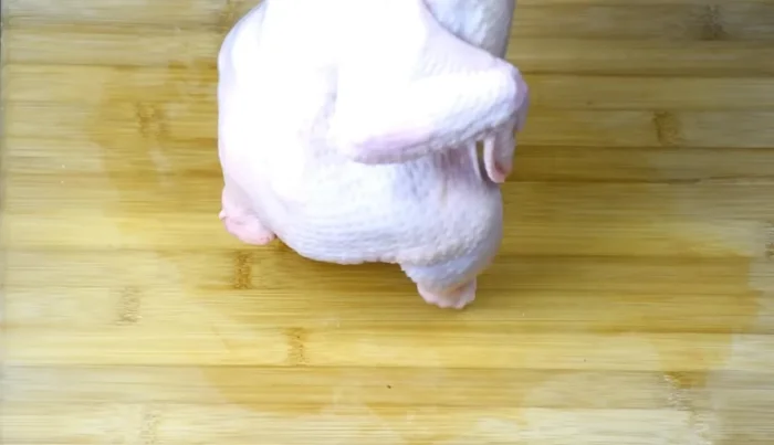 Dry the chicken: Hang the chicken for 1-2 hours or place it near a fan or air conditioner for faster drying. Alternatively, insert a can into the chicken cavity and leave it in the refrigerator for several hours.