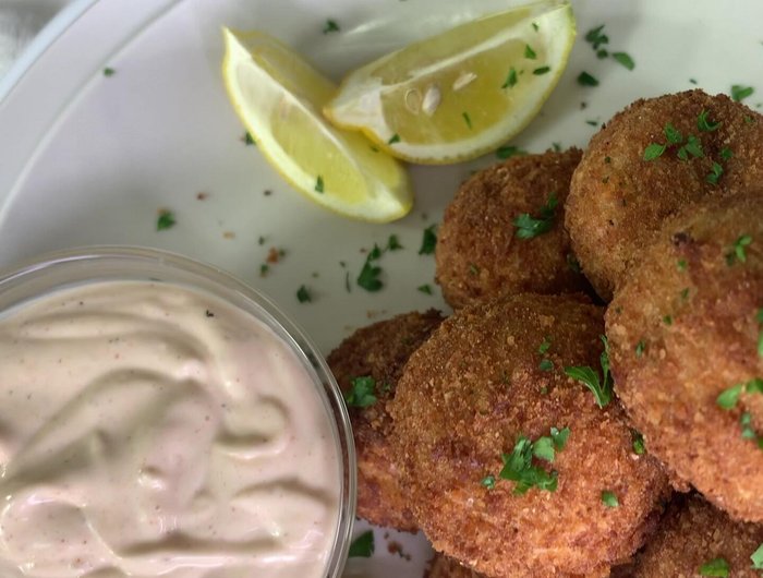 Serve crab balls with sauce.