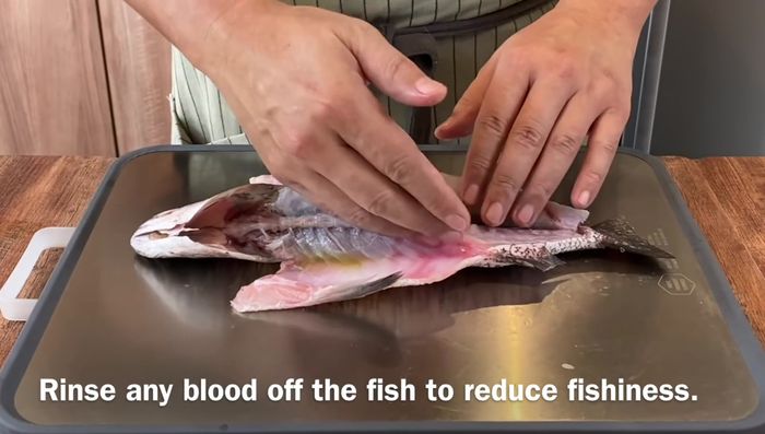 Season the fish: Clean any blood, sprinkle with salt, rub in the salt, soy sauce, chili flakes, and oil. Let it sit for 20 minutes.