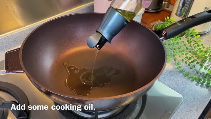 Prepare the sauce: Heat oil, fry chopped ginger until fragrant, add garlic, Sichuan peppercorn, dried chili, and Xiang La Tian. Fry until the oil turns red. Add water, chicken stock cube, and sugar. Simmer for 10 minutes.