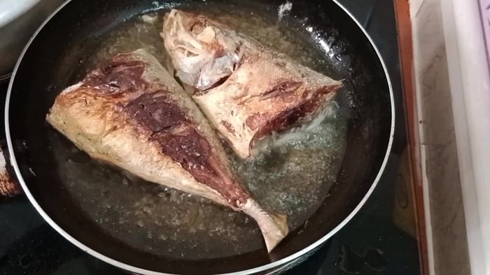 Prepare the mackerel by cleaning and cutting it into appropriate pieces. (This step is implied, specific timings aren't available in the transcript)