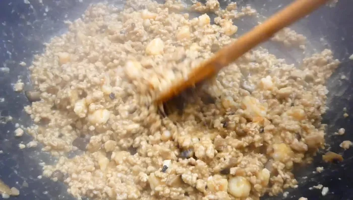 Thicken the filling with diluted potato starch until it reaches a desired consistency. Remove and let it cool.