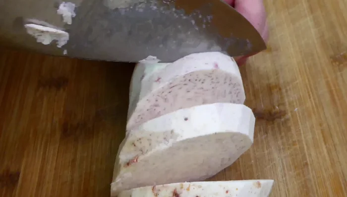 Slice the taro to about one centimeter thick. Place in a steamer basket and steam for 40 minutes.