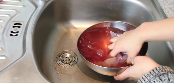 Wash and rinse the pork liver under running water. Soak it in water for 1-2 hours, changing the water occasionally to remove blood.