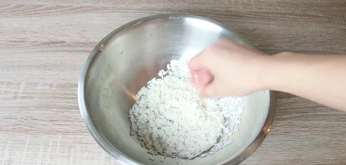 After an hour, the rice will have expanded. Add the rice and vegetable oil to the pot with 1 liter of boiling water. Stir well and cook on high heat until the oil is incorporated.