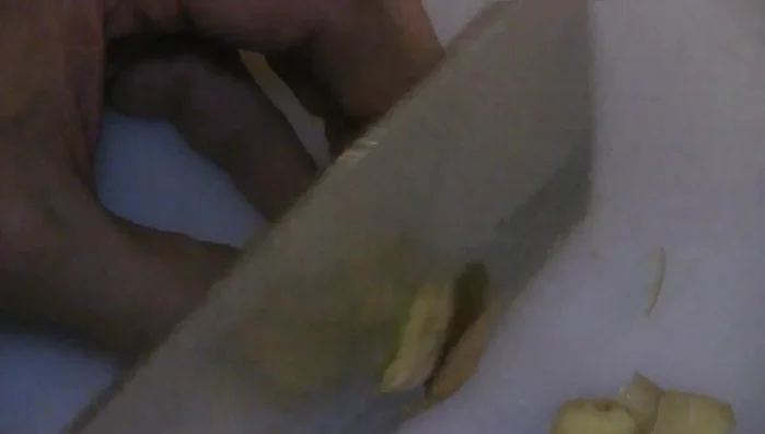 Prepare the ginger: Peel and slice the ginger into relatively large pieces to prevent disintegration during stir-frying.