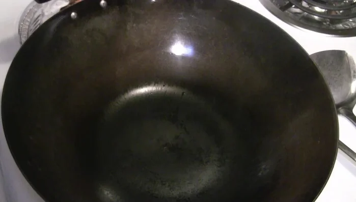 Stir-fry: Heat cooking oil in a wok over high heat. Add sliced ginger and stir-fry briefly. Remove ginger and set aside.