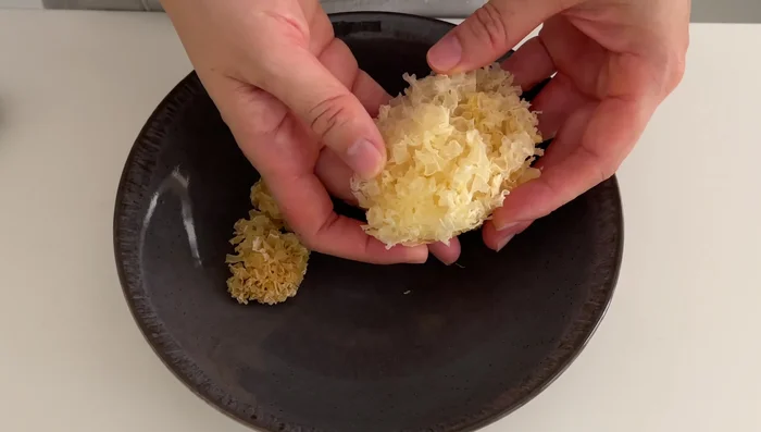 Wash snow fungus thoroughly and soak for 6 hours or overnight. Remove any black bits.