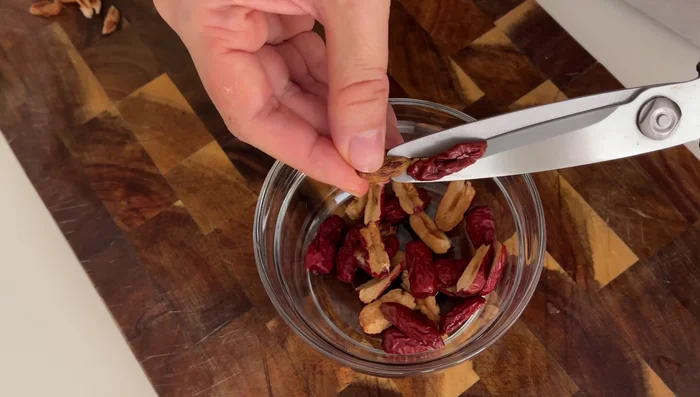 Remove pits from red dates. This prevents excessive heat in the body.