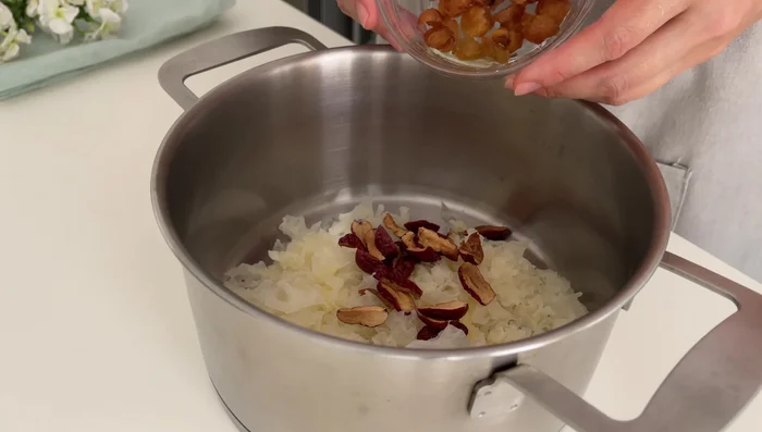 Place snow fungus, red dates, longan, pandan leaves, and water in a pot. Bring to a boil.