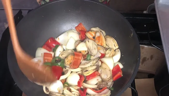Add the cooked mussels, soy sauce, oyster sauce, mushroom seasoning, and water. Simmer until done.