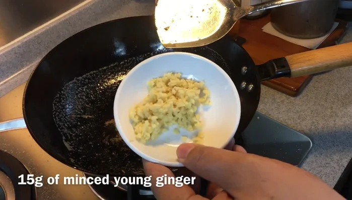 Heat 2-3 tbsp of oil in the pan. Add minced ginger (optional) and chili, stir until fragrant.