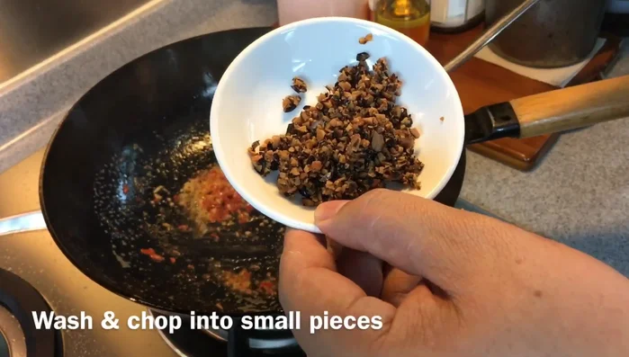 Add the fried garlic and stir.