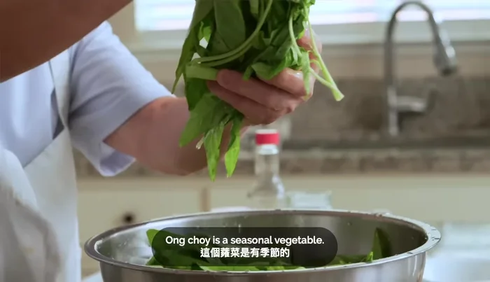 Drain the water spinach and rinse it one more time (420.319). Set aside to drain.