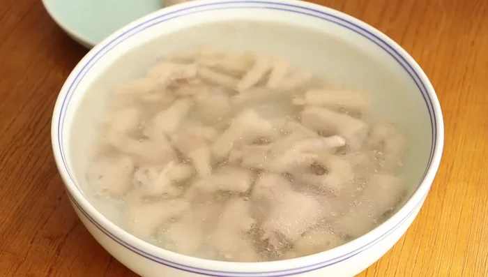 Wash the chicken feet with water.