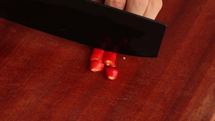 Cut two chili peppers into small pieces and sieve.