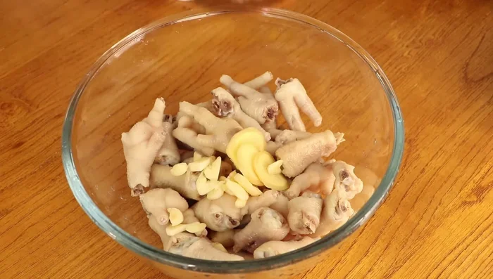 Combine all ingredients: Add 3 slices of ginger, chili peppers, 250 grams pickled pepper, pickled pepper water, spices water, and vinegar water to a pot. Stir well. Adjust taste as needed.
